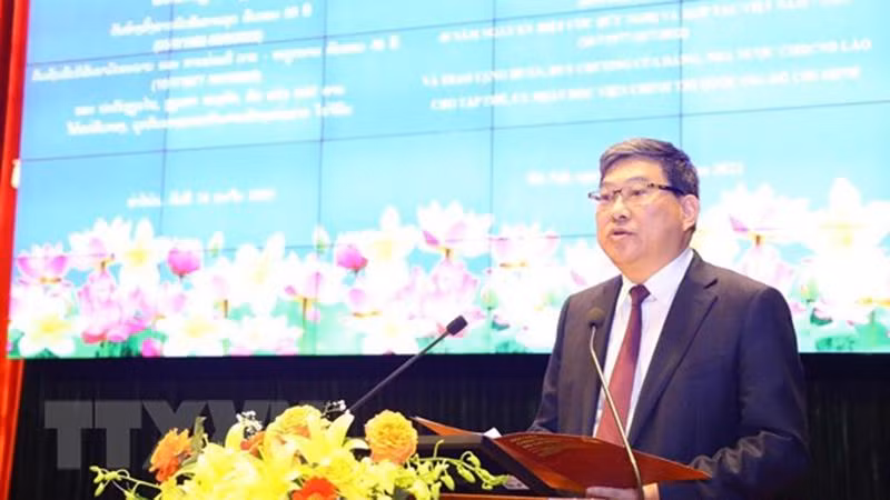 PGS, TS Nguyễn Duy Bắc, Phó Giám đốc thường trực Học viện Chính trị Quốc gia Hồ Chí Minh phát biểu chào mừng tại buổi lễ. 