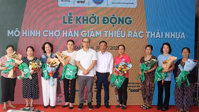 Trao tặng túi đi chợ cho các tiểu thương đăng ký tham gia mô hình.