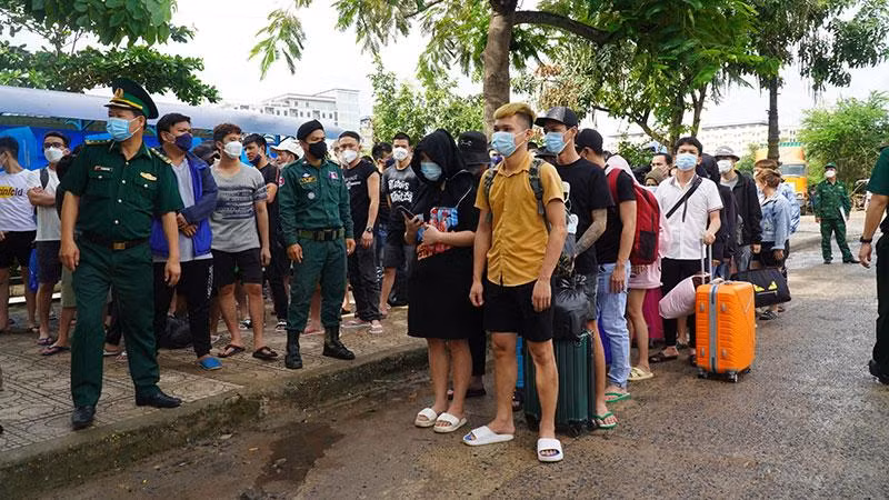 Các công dân Việt Nam được trao trả qua Cửa khẩu quốc tế Mộc Bài. (Ảnh: Thanh Tân/TTXVN)