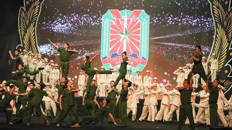 Chương trình được kết nối bởi nhiều trường đoạn được dàn dựng công phu. (Ảnh: QUANG VINH)