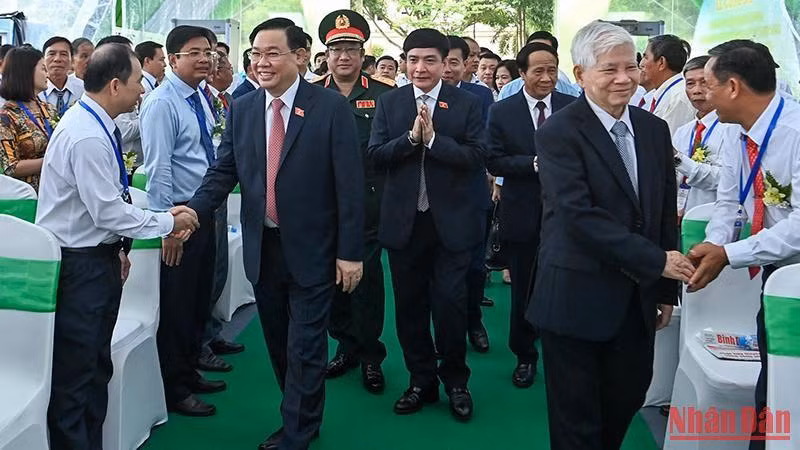 Nguyên Chủ tịch nước Nguyễn Minh Triết, Chủ tịch Quốc hội Vương Đình Huệ cùng các đại biểu dự lễ công bố.
