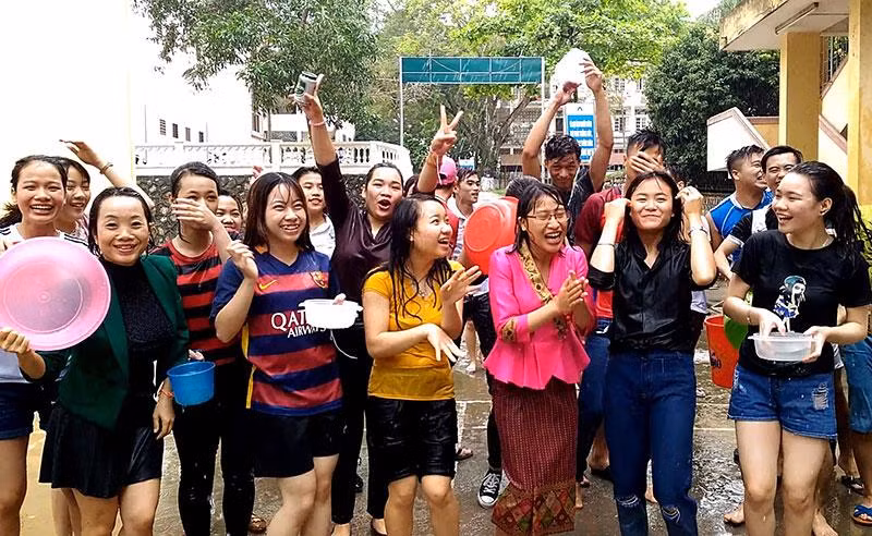 Lưu học sinh Lào cùng sinh viên Trường Đại học Tân Trào vui tết Bun-Pi-May.