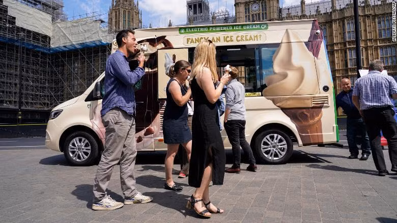 Người dân London ăn kem giải nhiệt. (Ảnh: CNN)