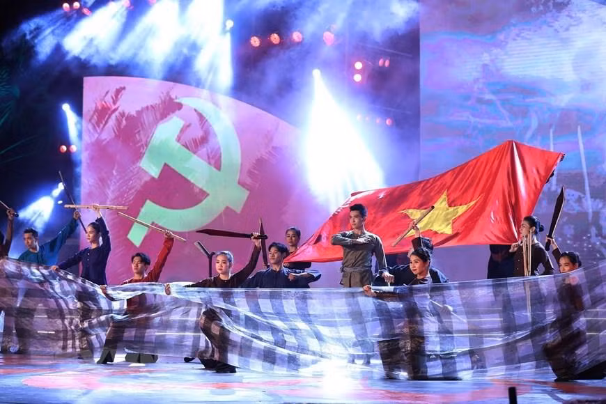 Một tiết mục trong Chương trình nghệ thuật “Dấu ấn Võ Văn Kiệt”. (Ảnh: Dương Giang/TTXVN)