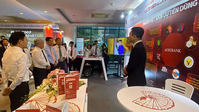 Các đồng chí lãnh đạo tham quan gian hàng Ngân hàng Agribank.