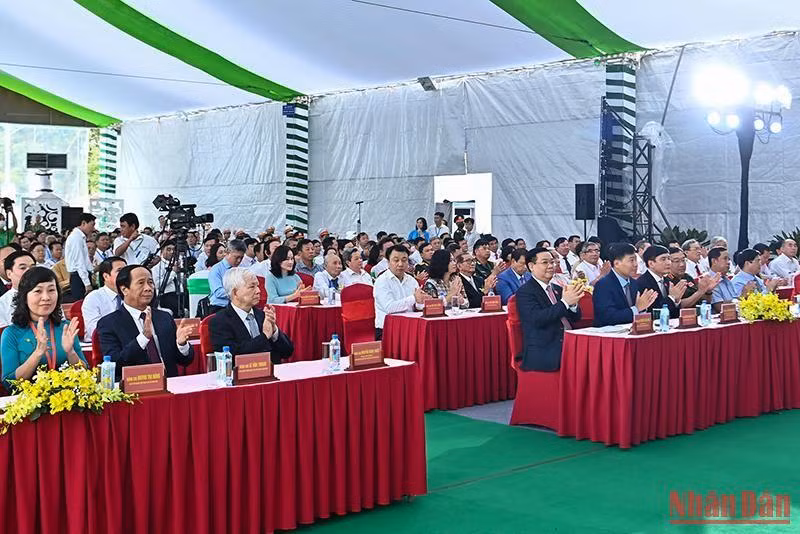 Các đại biểu dự Lễ công bố thành lập thị xã Chơn Thành.