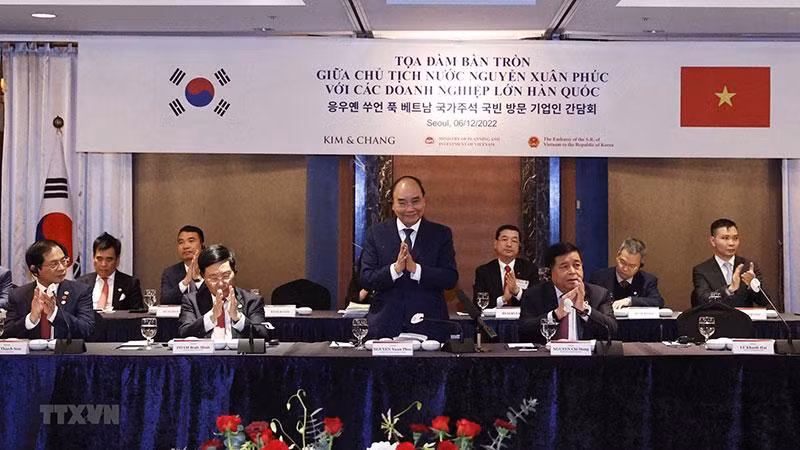 Chủ tịch nước Nguyễn Xuân Phúc dự Tọa đàm với các doanh nghiệp lớn Hàn Quốc. (Ảnh: Thống Nhất/TTXVN)