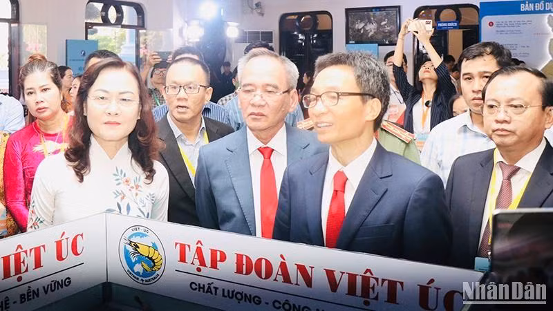 Đồng chí Vũ Đức Đam thăm một số gian trưng bày sản phẩm tại Hội nghị xúc tiến đầu tư tại tỉnh Bạc Liêu.