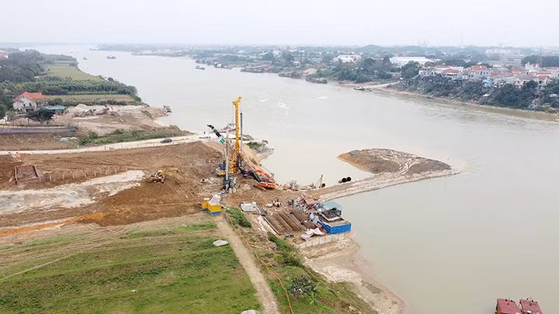 Cầu Vĩnh Phú đang được xây dựng sẽ kết nối huyện Sông Lô với tỉnh Phú Thọ.