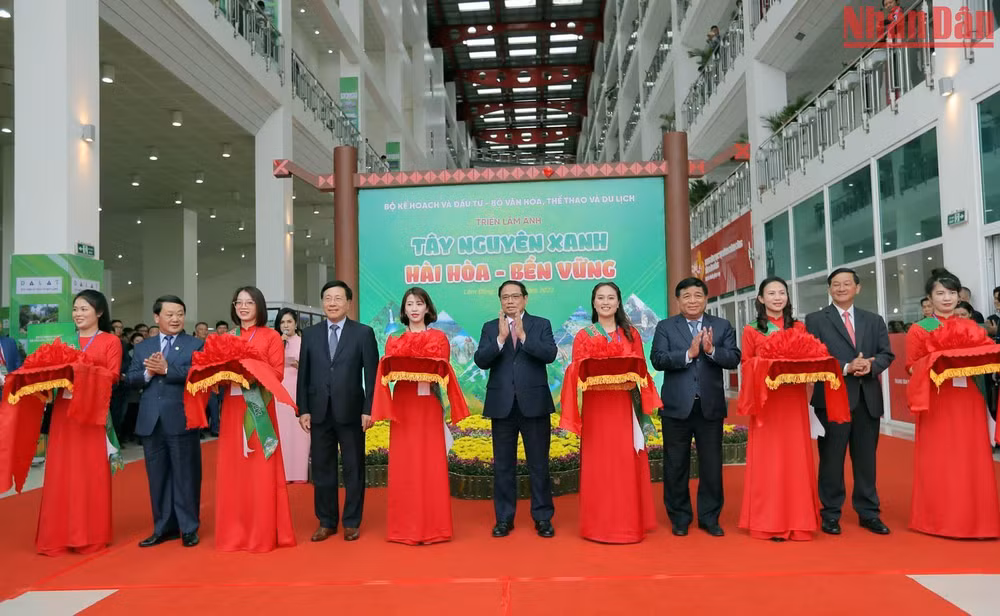 Thủ tướng Chính phủ Phạm Minh Chính và đại biểu thực hiện nghi thức khai mạc Triển lãm ảnh “Tây Nguyên xanh - hài hòa - bền vững” và Hội chợ nông sản của vùng.