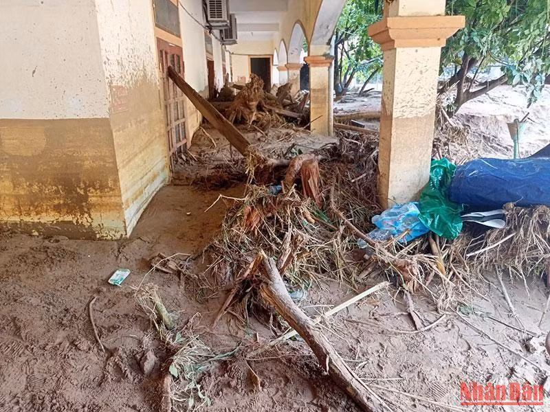 Trung tâm Chính trị huyện bị ngập sâu trong bùn đất.