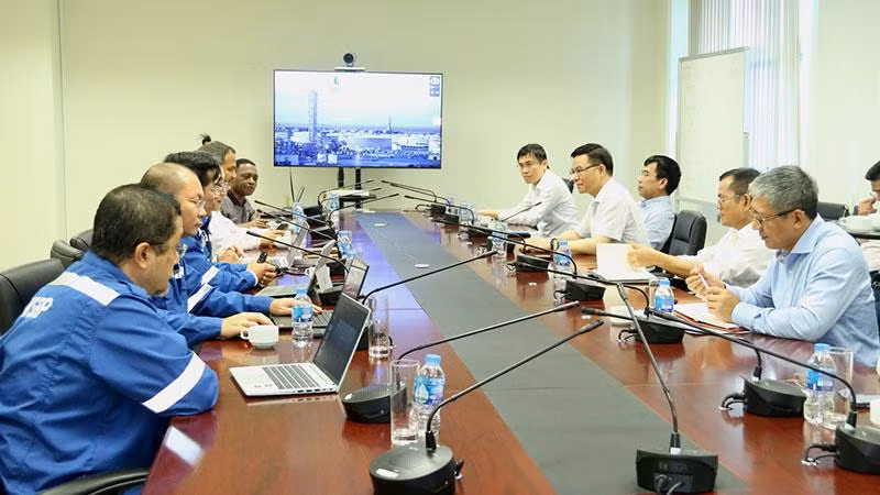 Toàn cảnh buổi làm việc.