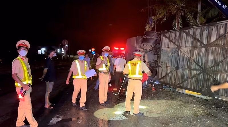 Lực lượng Cảnh sát giao thông thực hiện khám nghiệm hiện trường vụ lật xe.