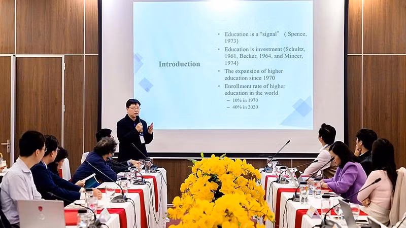 Nhà nghiên cứu trình bày các vấn đề kinh tế.
