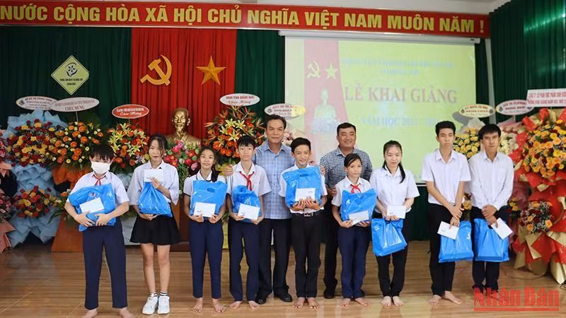 Lãnh đạo tỉnh Quảng Ngãi tặng quà cho các cháu khuyết tật có hoàn cảnh khó khăn.