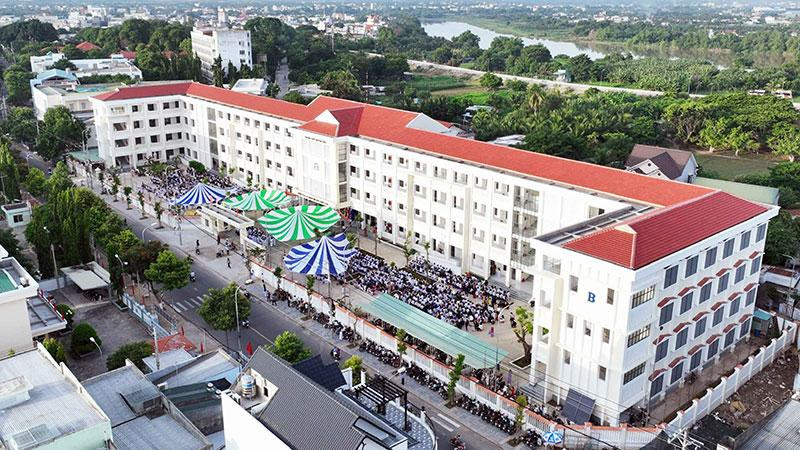 Quang cảnh Lễ khai giảng năm học mới tại Trường trung học phổ thông Nguyễn Trãi (số 3, đường 21/8, thành phố Phan Rang - Tháp Chàm, tỉnh Ninh Thuận) vừa được đầu tư gần 100 tỷ đồng xây dựng và đưa vào sử dụng trong năm học 2022-2023.