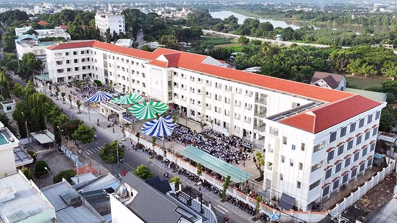 Quang cảnh Lễ khai giảng năm học mới tại Trường trung học phổ thông Nguyễn Trãi (số 3, đường 21/8, thành phố Phan Rang - Tháp Chàm, tỉnh Ninh Thuận) vừa được đầu tư gần 100 tỷ đồng xây dựng và đưa vào sử dụng trong năm học 2022-2023.