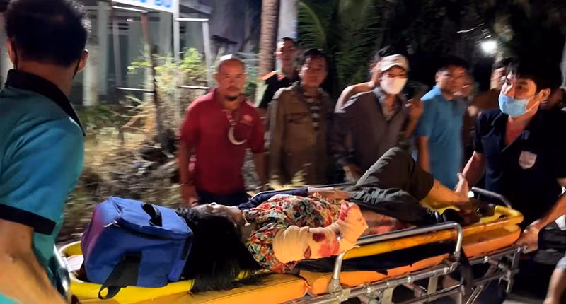 Nữ hành khách bị thương nặng được giải cứu ra khỏi xe bị nạn và được đưa đi cấp cứu tại Bệnh viện đa khoa tỉnh Bình Thuận.