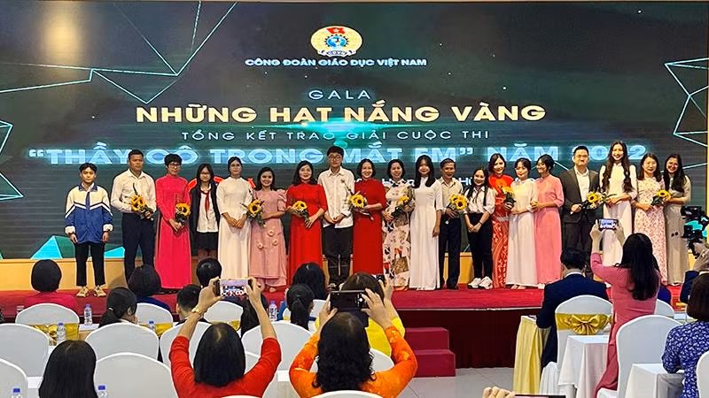 Học sinh, sinh viên trao hoa tặng các thầy cô giáo - nhân vật trong các tác phẩm dự thi của mình.