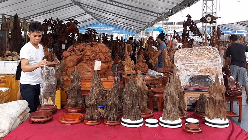 Các sản phẩm đồ gỗ, nội thất trưng bày tại chương trình.