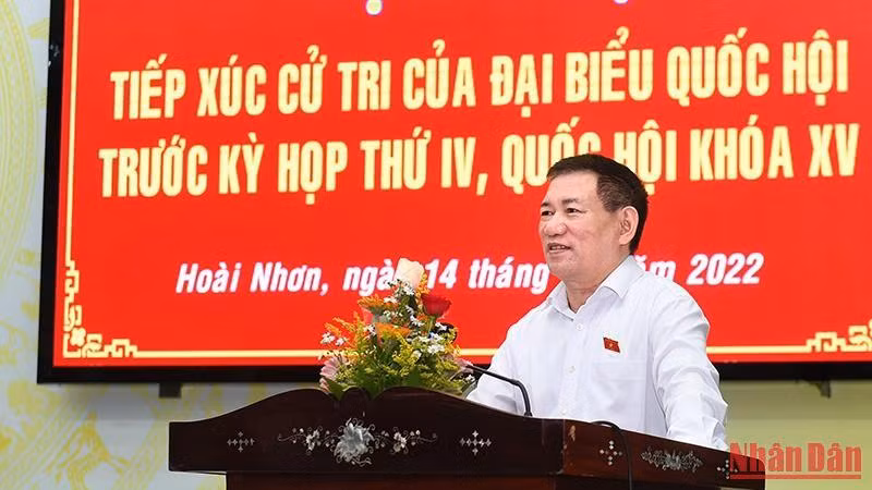 Đồng chí Hồ Đức Phớc báo cáo tại hội nghị tiếp xúc cử tri thị xã Hoài Nhơn, tỉnh Bình Định trước Kỳ họp thứ 4 Quốc hội khóa XV.