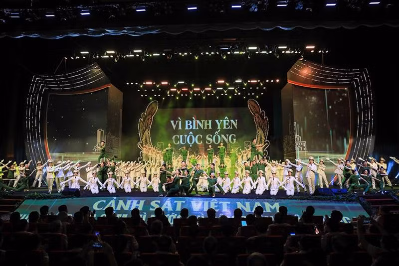 Sân khấu được thiết kế công phu với hệ thống màn hình Led tương tác với công nghệ hiện đại. (Ảnh: QUANG VINH)