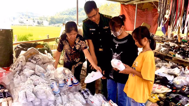 Cán bộ, chiến sĩ Đồn Biên phòng Thị Hoa, Bộ Chỉ huy Bộ đội Biên phòng tỉnh Cao Bằng đưa các cháu đi mua giày mới.