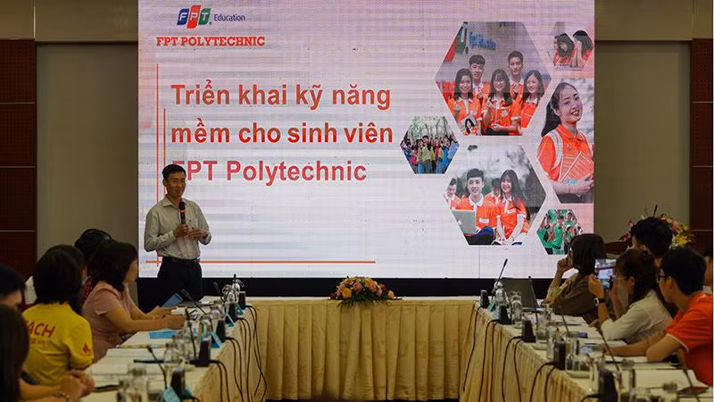 Đại diện Trường cao đẳng FPT Polytechnic chia sẻ thông tin tại hội thảo.