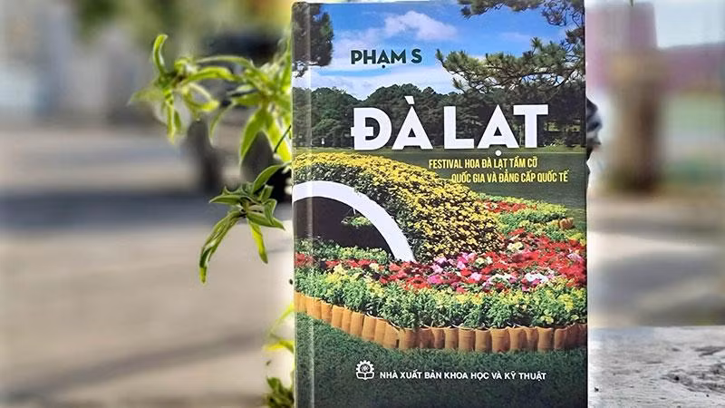 Bìa sách “Đà Lạt-Festival Hoa Đà Lạt tầm cỡ quốc gia và đẳng cấp quốc tế” của tác giả Phạm S.