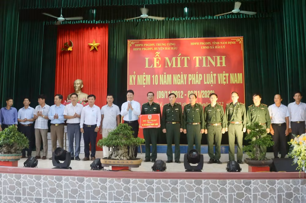 Thứ trưởng Tư pháp Nguyễn Thanh Tịnh trao tặng 15 tủ sách pháp luật cho các đồn biên phòng và một số địa phương trên địa bàn tỉnh.