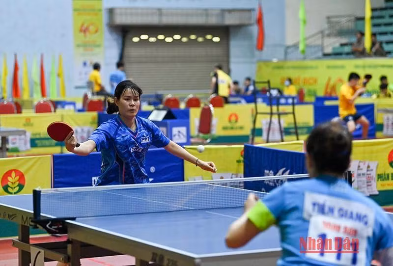 Tay vợt Nguyễn Thị Nga (Hà Nội 1) giành 2 thắng lợi trong trận đấu với Tiền Giang.