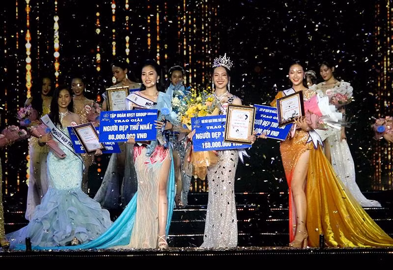 Các người đẹp đạt giải tại cuộc thi.