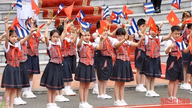 Thiếu nhi Thủ đô chào đón Thủ tướng Phạm Minh Chính và Thủ tướng nước Cộng hòa Cuba Manuel Marrero Cruz. (Ảnh: Trần Hải)