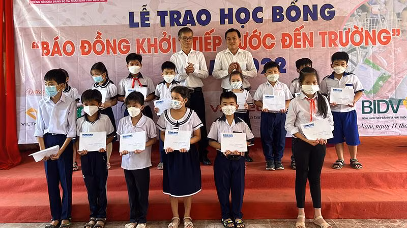 Ban Tổ chức trao học bổng cho học sinh nghèo, vượt khó trong học tập.