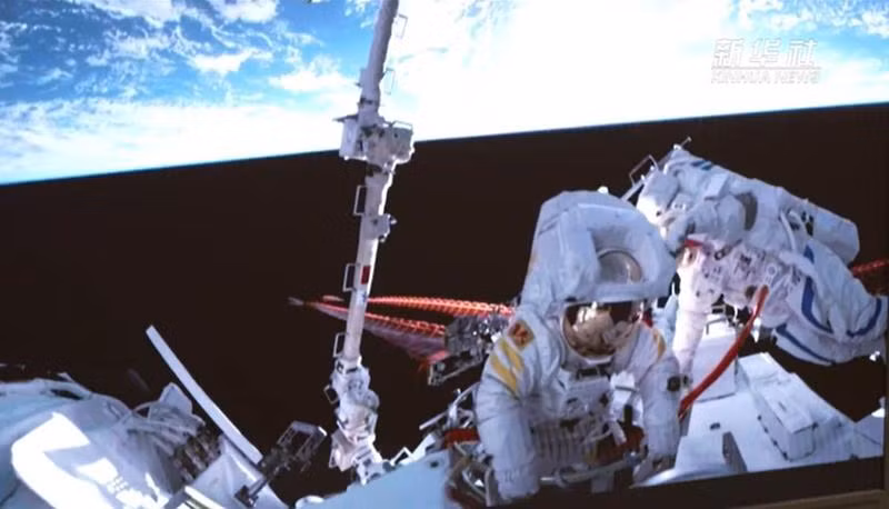 Các phi hành gia Thần Châu 14 thực hiện nhiệm vụ đi bộ ngoài không gian. (Ảnh: Tân Hoa Xã) 