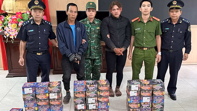 Đối tượng Nguyễn Đình Thọ và Puih Đông cùng tang vật bị bắt giữ ngày 19/12.