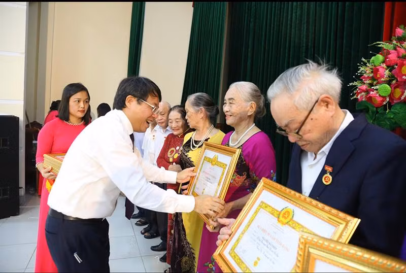 Thành phố Hà Tĩnh tổ chức lễ trao tặng Huy hiệu Đảng trang trọng, quy mô.