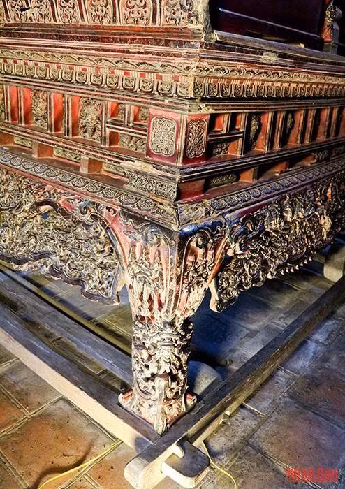 Góc bên phải hương án.