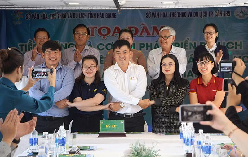 Các doanh nghiệp lĩnh vực du lịch tỉnh Hậu Giang và thành phố Cần Thơ ký kết biên bản ghi nhớ hợp tác.