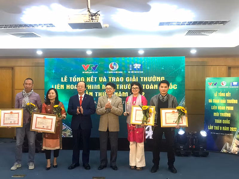 Thứ trưởng Tài nguyên và Môi trường Võ Tuấn Nhân, Chủ tịch Hội đồng chung khảo trao thưởng cho các tác giả đoạt giải A các loại hình phim tham dự cuộc thi.