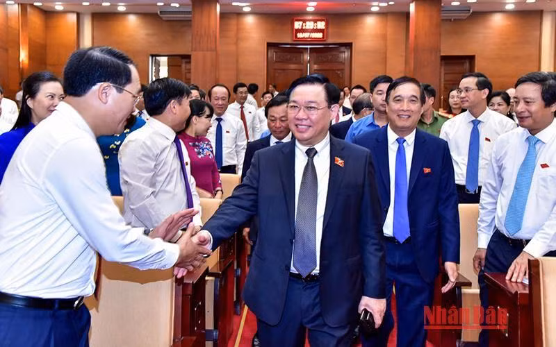 Chủ tịch Quốc hội Vương Đình Huệ với các đại biểu tại phiên họp. (Ảnh Duy Linh)