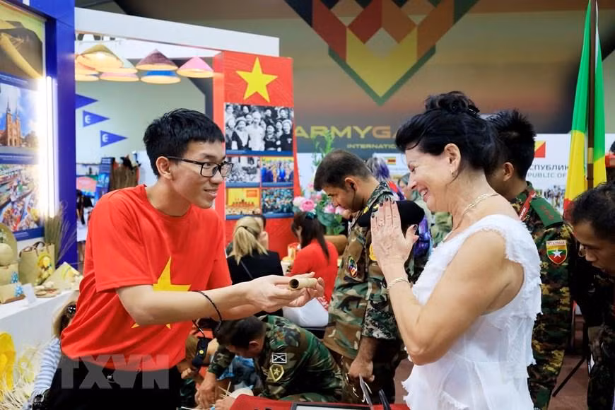 Trải nghiệm không gian văn hóa Việt Nam tại Army Games mang lại cảm xúc đáng nhớ đối với bạn bè quốc tế. (Ảnh: Trần Hiếu/TTXVN)
