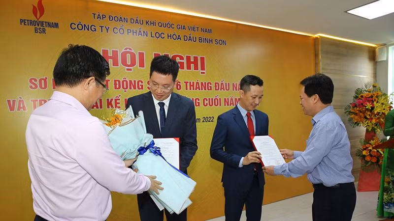 Ông Nguyễn Văn Hội - Chủ tịch HĐQT BSR đã trao quyết định cho 2 tân Phó Tổng Giám đốc BSR Phạm Minh Nghĩa và Mai Tuấn Đạt. Ông Lê Mạnh Hùng - Tổng Giám đốc Tập đoàn tặng hoa chúc mừng hai tân Phó Tổng Giám đốc BSR vừa được bổ nhiệm.