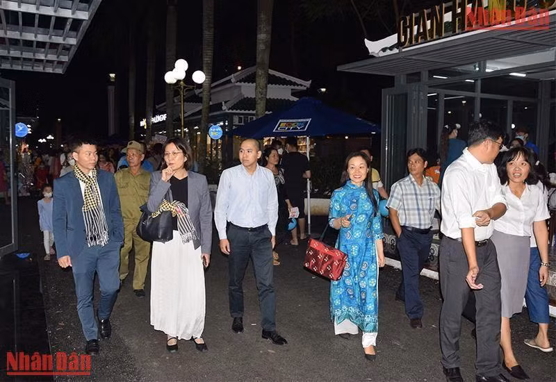 Sau buổi lễ, các đại biểu tham quan Đường sách thành phố Cao Lãnh, đường sách đầu tiên của đồng bằng sông Cửu Long. (Ảnh: HỮU NGHĨA)