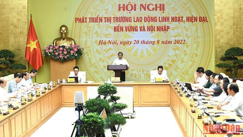 Thủ tướng Phạm Minh Chính: Cùng với xây dựng nền kinh tế thị trường định hướng xã hội chủ nghĩa, Đảng và Nhà nước ta luôn quan tâm phát triển thị trường lao động, xác định lao động-việc làm là một trong những nội dung rất quan trọng trong chiến lược phát triển kinh tế, xã hội.