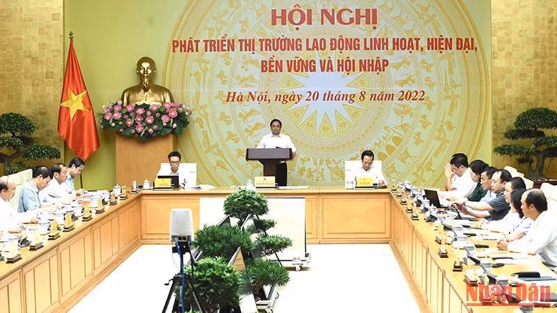 Thủ tướng Phạm Minh Chính: Cùng với xây dựng nền kinh tế thị trường định hướng xã hội chủ nghĩa, Đảng và Nhà nước ta luôn quan tâm phát triển thị trường lao động, xác định lao động-việc làm là một trong những nội dung rất quan trọng trong chiến lược phát triển kinh tế, xã hội.