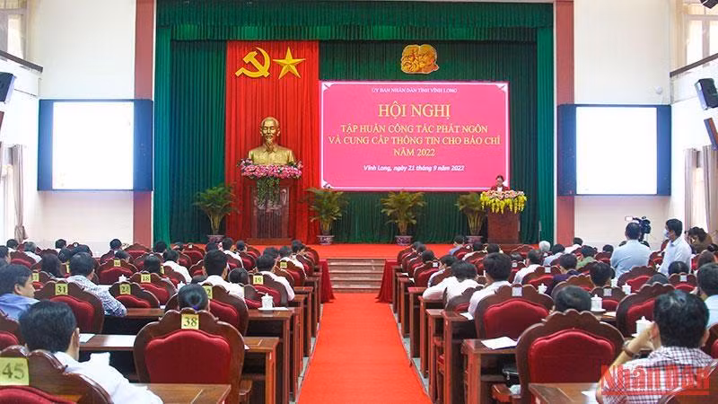 Hơn 200 người phát ngôn tỉnh Vĩnh Long tham dự hội nghị. (Ảnh: BÁ DŨNG)