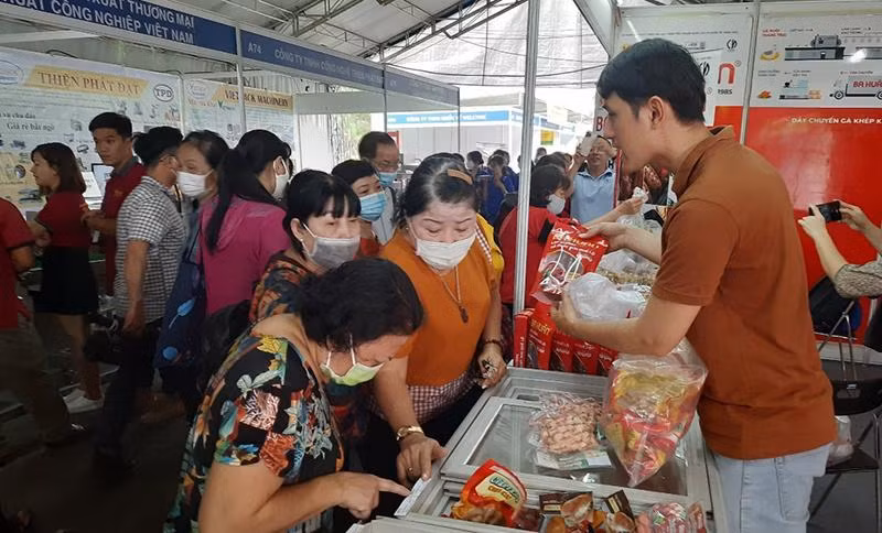 Người tiêu dùng mua hàng hóa tại hội chợ.