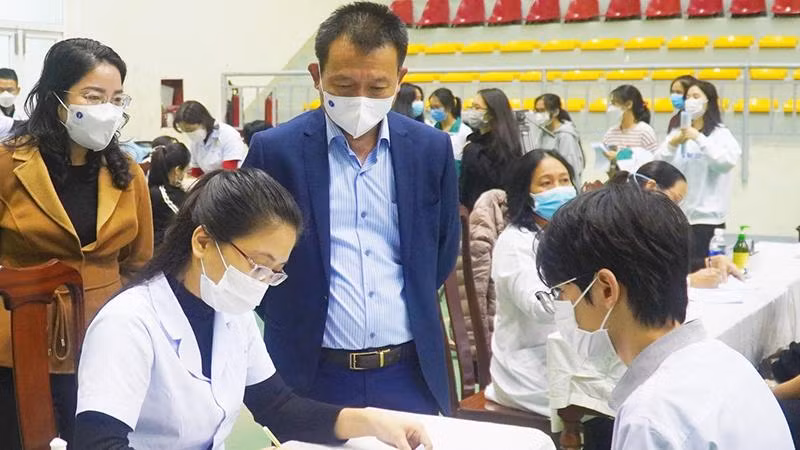 Giám đốc CDC Quảng Bình Đỗ Quốc Tiệp (đứng giữa) giám sát công tác tiêm vaccine phòng dịch Covid-19 cho học sinh.