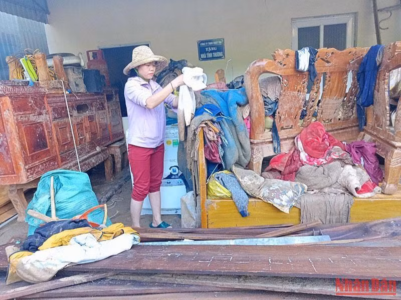 Nhà bà Vị Thị Ỏn (65 tuổi) bị tàn tật ở bản Hòa Sơn, xã Tà Cạ bị nước lũ cô lập.